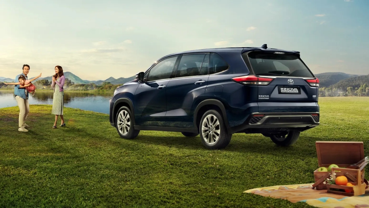 Toyota Innova HyCross