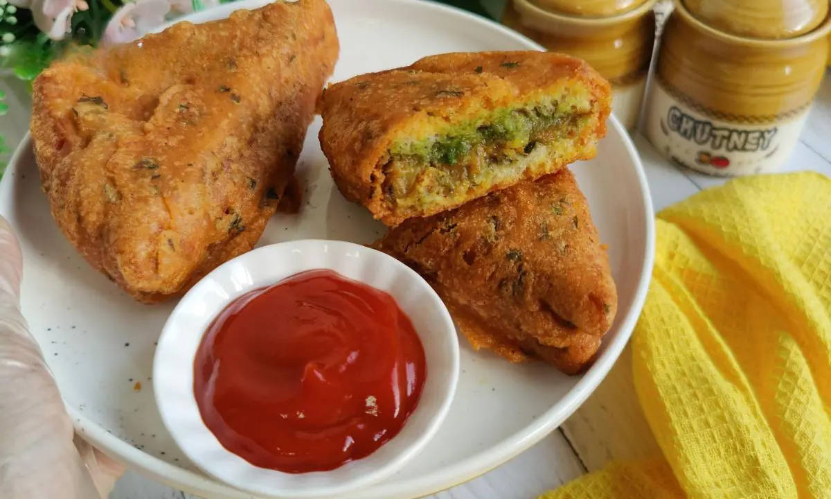 Bread Pakoda Recipe: बारिश में चाय के साथ बनाएं यह गरमा-गरम देसी स्नैक, आसान और लाजवाब स्वाद
