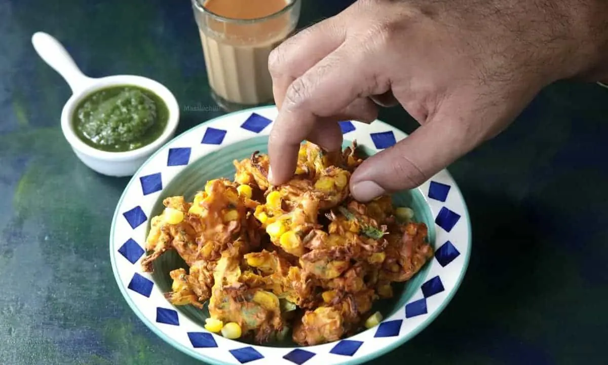 Corn Pakoda Recipe: चाय के साथ बनाएं झटपट कुरकुरे और स्वादिष्ट पकौड़े